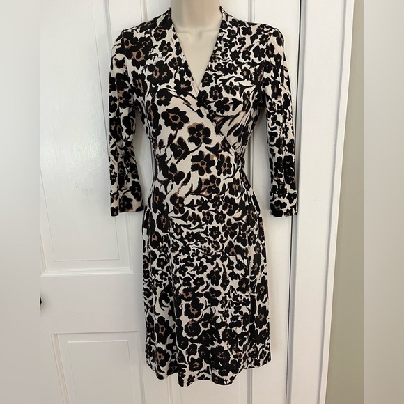 Diane Von Furstenburg 100% Silk Black Tan Cream Floral Wrap Dress Iconic 70’s - Picture 3 of 16